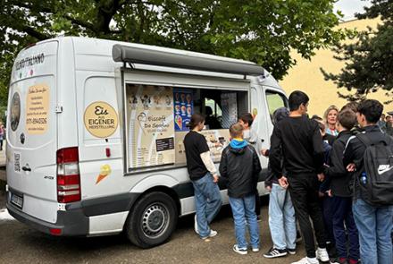 Eiswagen vor dem Kinder in einer Reihe Schlange stehen